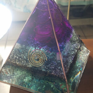 Orgonite a piramide