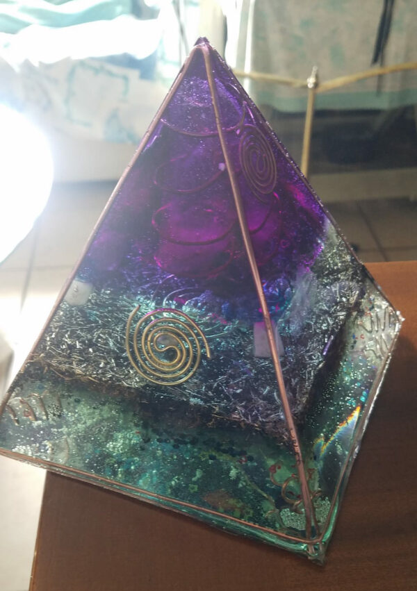 Orgonite a piramide
